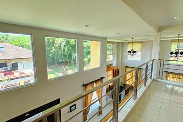 Meru Valley Golf Resort 4 Storey Bungalow for Sale 