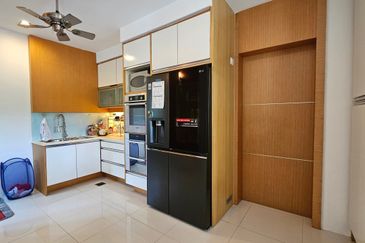 Meru Valley Golf Resort 4 Storey Bungalow for Sale 