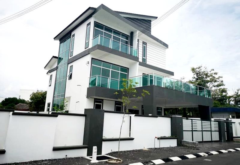 2.5 Storey Bungalow House for Sale Gunung Rapat