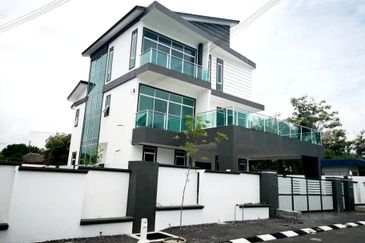 2.5 Storey Bungalow House for Sale Gunung Rapat