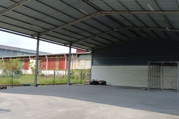 Pengkalan Zarib Large Industrial Factory for Sale, Lahat 