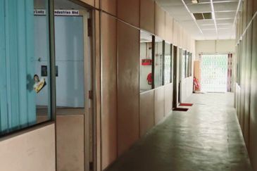 Pengkalan Zarib Large Industrial Factory for Sale, Lahat 