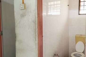 Pengkalan Zarib Large Industrial Factory for Sale, Lahat 