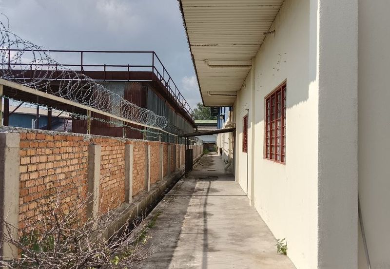 Pengkalan Zarib Large Industrial Factory for Sale, Lahat 