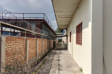 Pengkalan Zarib Large Industrial Factory for Sale, Lahat 