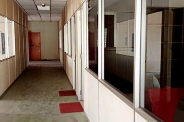 Pengkalan Zarib Large Industrial Factory for Sale, Lahat 