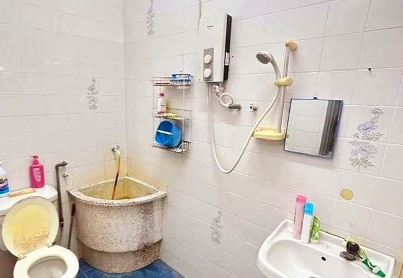 Bercham Double Storey Terrace House Corner Unit For Sale 