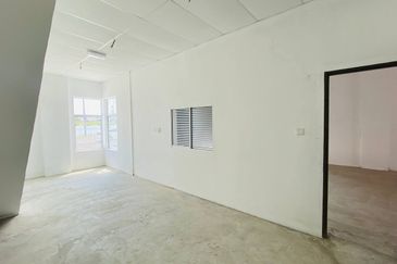 Kawasan Perindustrian Pengkalan 3 1.5 Storey Semi-D Factory For Rent 