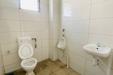 Kawasan Perindustrian Pengkalan 3 1.5 Storey Semi-D Factory For Rent 