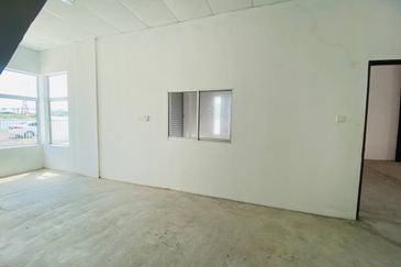 Kawasan Perindustrian Pengkalan 3 1.5 Storey Semi-D Factory For Rent 