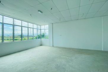 Kawasan Perindustrian Pengkalan 3 1.5 Storey Semi-D Factory For Rent 