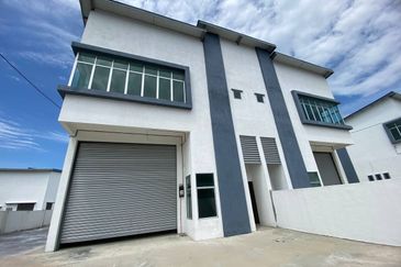 Kawasan Perindustrian Pengkalan 3 1.5 Storey Semi-D Factory For Rent 
