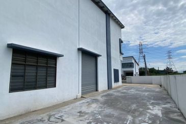 Kawasan Perindustrian Pengkalan 3 1.5 Storey Semi-D Factory For Rent 