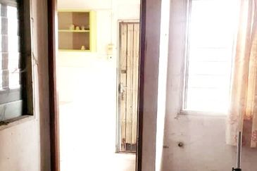 Pasir Puteh Facing Main Road 2.5 Storey Shoplot For Sale 