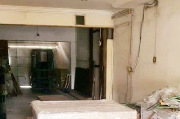 Pasir Puteh Facing Main Road 2.5 Storey Shoplot For Sale 