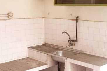 Pasir Puteh Facing Main Road 2.5 Storey Shoplot For Sale 