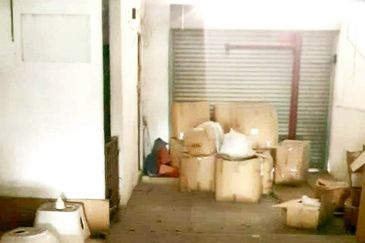 Pasir Puteh Facing Main Road 2.5 Storey Shoplot For Sale 