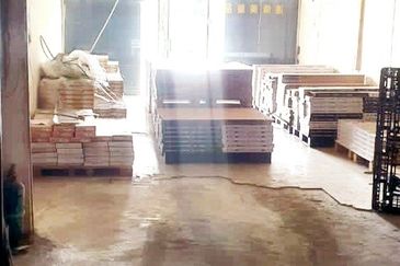 Pasir Puteh Facing Main Road 2.5 Storey Shoplot For Sale 