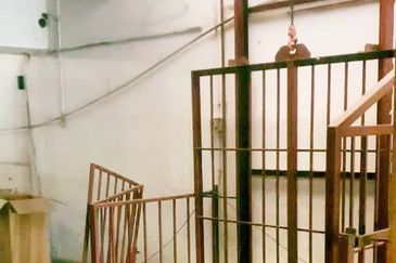 Pasir Puteh Facing Main Road 2.5 Storey Shoplot For Sale 