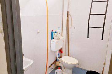 Taman Bunga Raya, Kuala Kangsar Double Storey Terrace House Corner Unit For Sale 