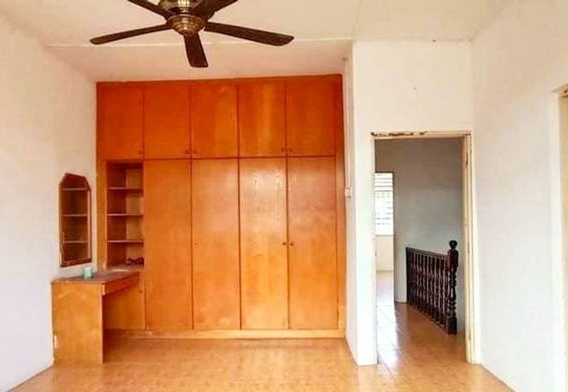 Bercham Timur Super Long Double Storey Terrace House 