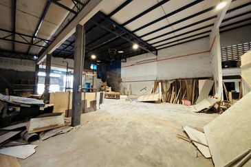 Kawasan Perindustrian Menglembu Facing Main Road 1.5 Storey Semi-D Factory Fully Covered 