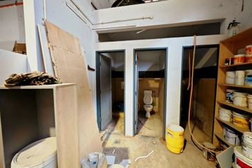 Kawasan Perindustrian Menglembu Facing Main Road 1.5 Storey Semi-D Factory Fully Covered 