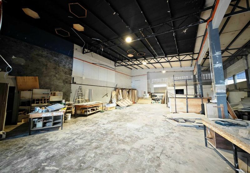 Kawasan Perindustrian Menglembu Facing Main Road 1.5 Storey Semi-D Factory Fully Covered 