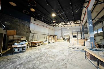 Kawasan Perindustrian Menglembu Facing Main Road 1.5 Storey Semi-D Factory Fully Covered 