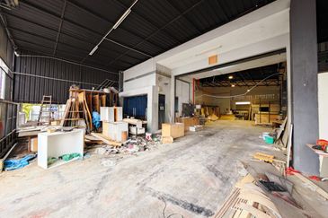 Kawasan Perindustrian Menglembu Facing Main Road 1.5 Storey Semi-D Factory Fully Covered 