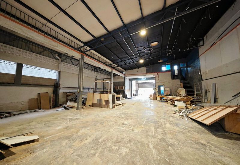 Kawasan Perindustrian Menglembu Facing Main Road 1.5 Storey Semi-D Factory Fully Covered 