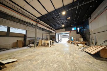 Kawasan Perindustrian Menglembu Facing Main Road 1.5 Storey Semi-D Factory Fully Covered 