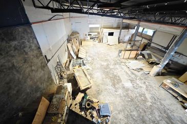 Kawasan Perindustrian Menglembu Facing Main Road 1.5 Storey Semi-D Factory Fully Covered 