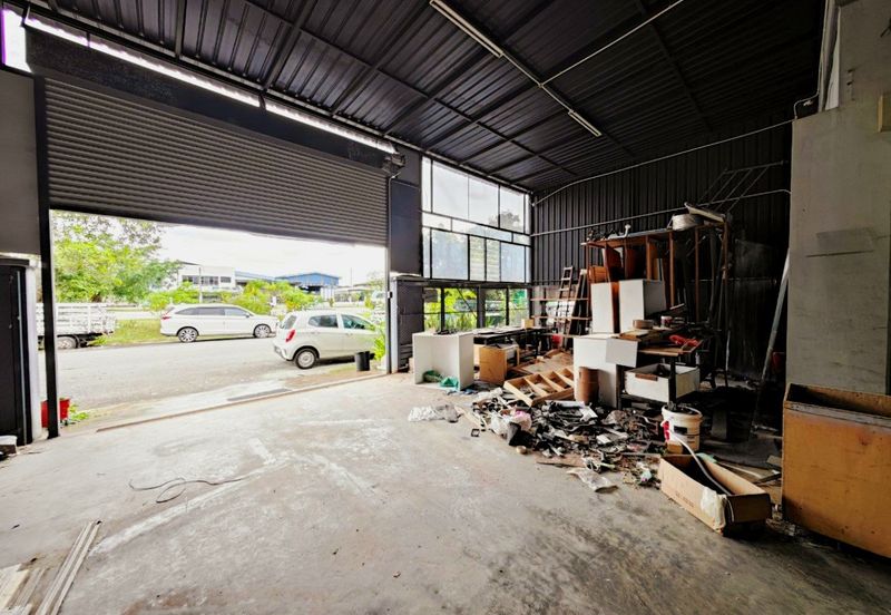 Kawasan Perindustrian Menglembu Facing Main Road 1.5 Storey Semi-D Factory Fully Covered 