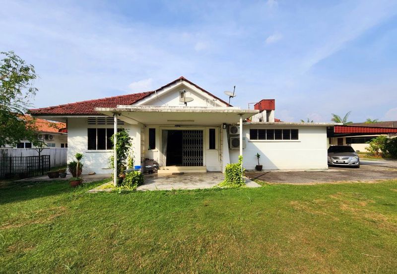 Fair Park Single Storey Bungalow With Huge Land For Sale