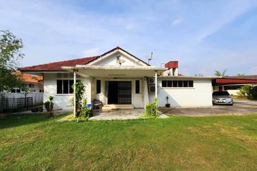 Fair Park Single Storey Bungalow With Huge Land For Sale