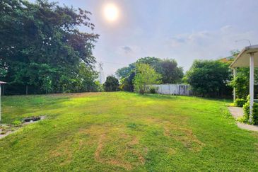 Fair Park Single Storey Bungalow With Huge Land For Sale