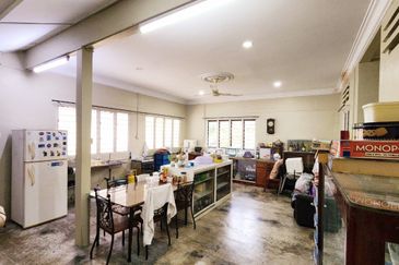 Fair Park Single Storey Bungalow With Huge Land For Sale