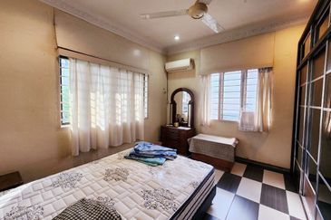 Fair Park Single Storey Bungalow With Huge Land For Sale