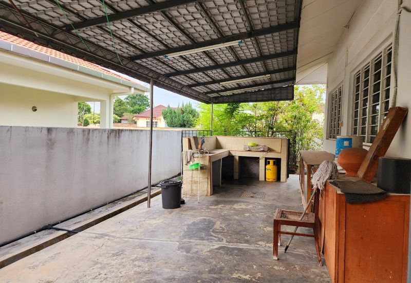 Fair Park Single Storey Bungalow With Huge Land For Sale