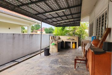 Fair Park Single Storey Bungalow With Huge Land For Sale