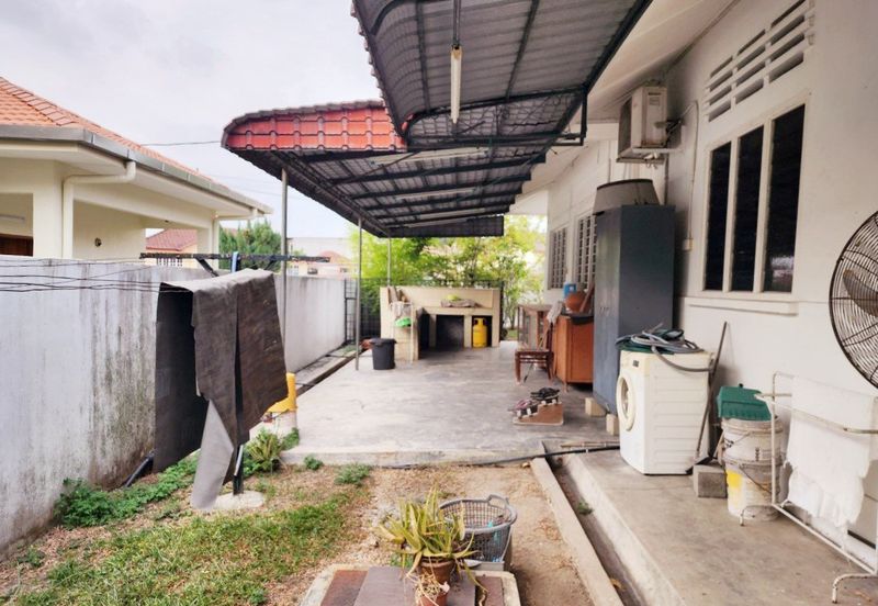 Fair Park Single Storey Bungalow With Huge Land For Sale