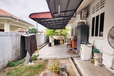 Fair Park Single Storey Bungalow With Huge Land For Sale