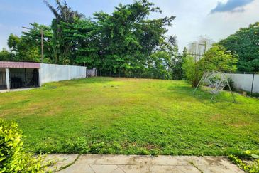 Fair Park Single Storey Bungalow With Huge Land For Sale