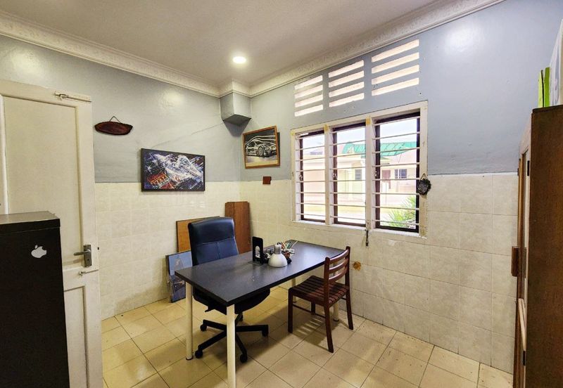 Fair Park Single Storey Bungalow With Huge Land For Sale