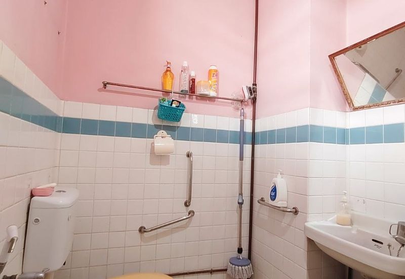 Canning Garden Single Storey Bungalow Corner Unit With Big Land For Sale 