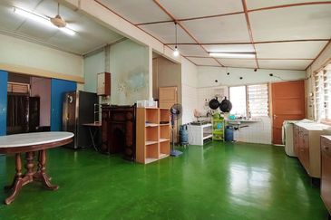 Canning Garden Single Storey Bungalow Corner Unit With Big Land For Sale 