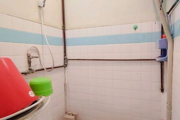 Canning Garden Single Storey Bungalow Corner Unit With Big Land For Sale 