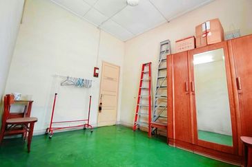 Canning Garden Single Storey Bungalow Corner Unit With Big Land For Sale 