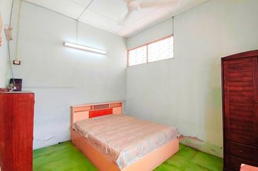 Canning Garden Single Storey Bungalow Corner Unit With Big Land For Sale 